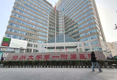 刘翔峰是切除病人正常的器官，而郑大一附院这次是把病人的整个胃都给切除了。

河南