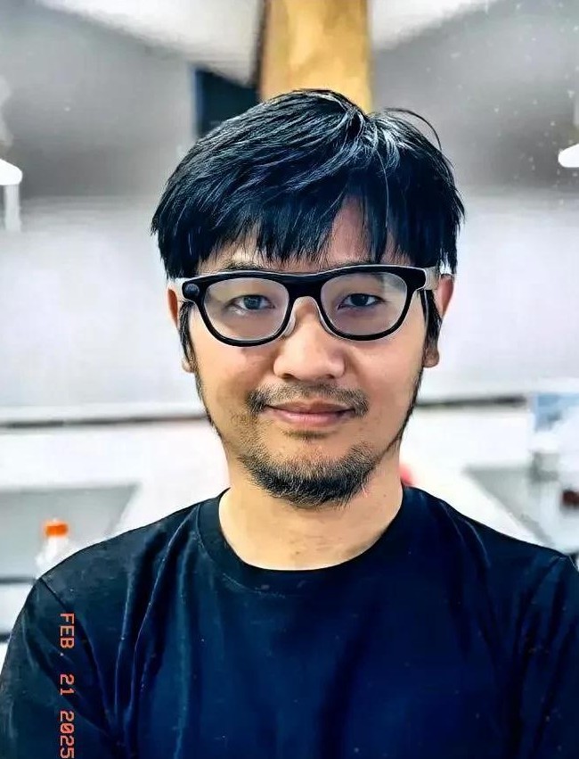 啥？眼镜里藏着发言稿？这也太神了吧！杭州这位小哥，不穿西装，不拿稿子，就靠一副眼