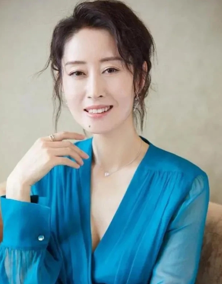 2013年，刘敏涛向富豪老公提出离婚，谁料丈夫却直接嘲笑她说：“就你还想跟我离婚