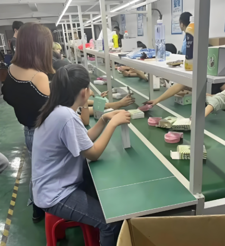 以前进厂最怕做流水线，尤其是拉头这个工位，放货快了被后面的人骂，放慢了被拉长骂，