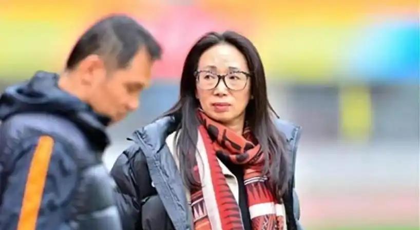 2014年，身价95亿的女富豪戴秀丽打开了一瓶9000元的红酒没喝完，竟因此就被
