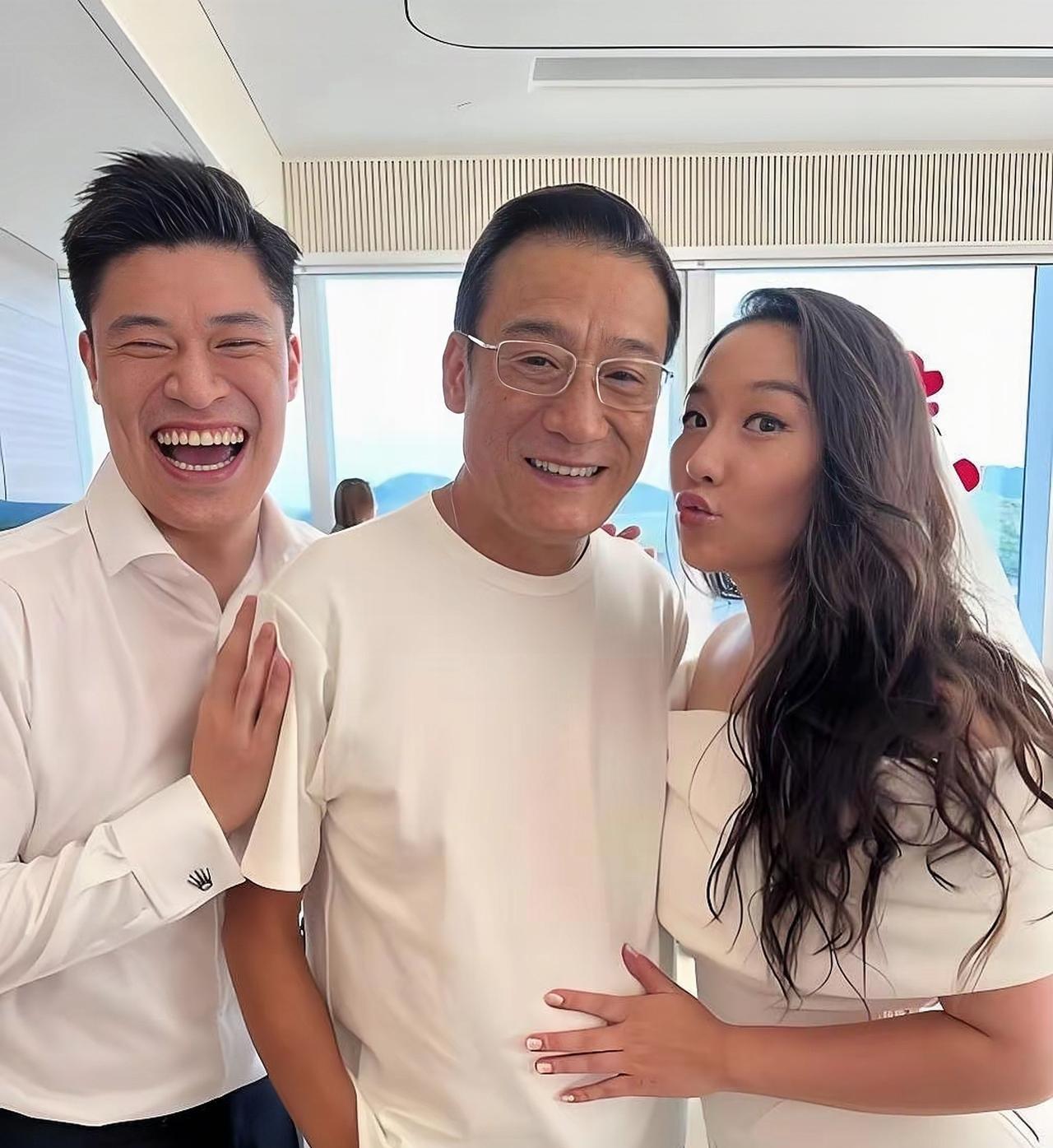 梁家辉与女儿和女婿的一张合影，梁家辉对女婿很满意，能做他的女婿，也是一件幸福的事