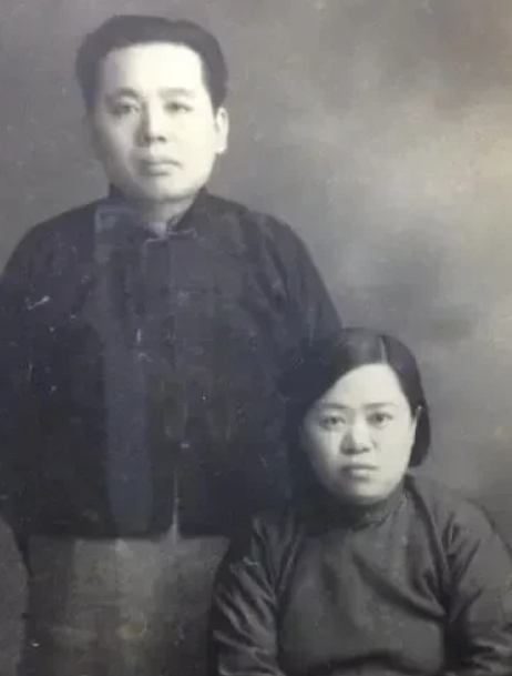 1913年，18岁的张恨水被母亲包办了一门亲事，张恨水虽抗拒，但也只能接受，他要
