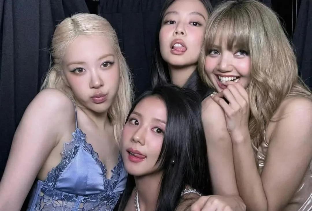 今天是BLACKPINK出道9周年纪念日！
从2016年8月8日首张单曲专辑《S