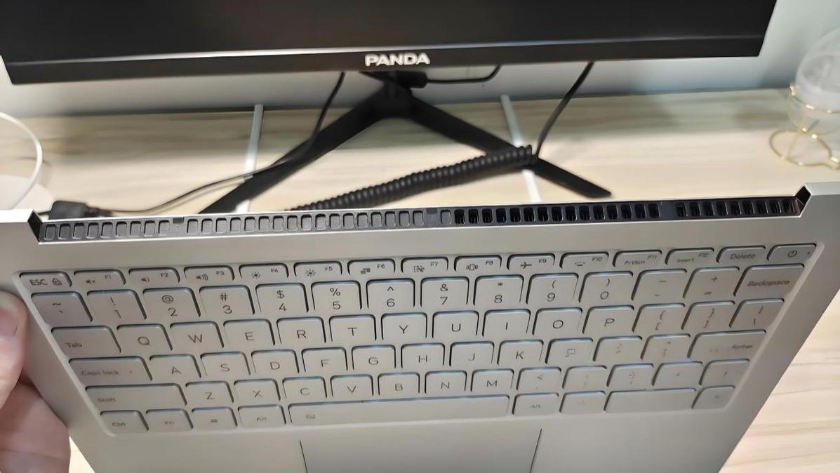 是不是冰点价格？300元捡漏小米的“无头骑士”笔记本亏不亏？