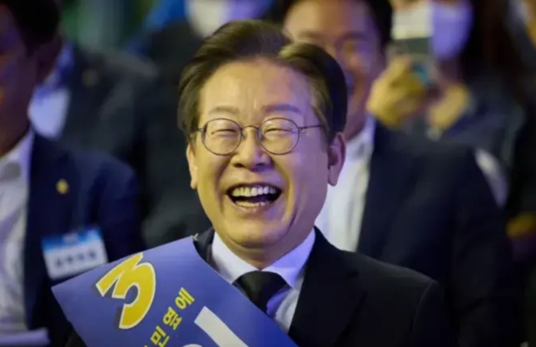 李在明真是太开心了！
就在今天，4月8日，代行总统职权的国务总理韩德洙已经召开了