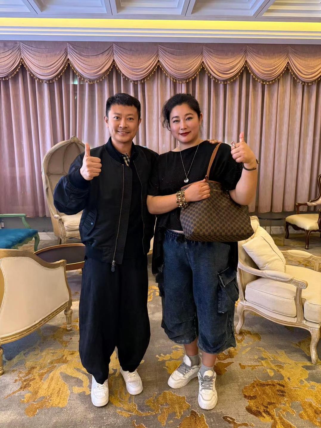 于娜的变化真的大到认不出了 。10月2日，印小天晒出与于娜的聚会合照，称 两人已
