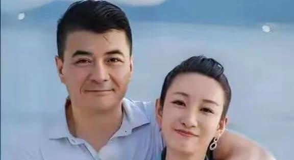 其实王新军不难看的，

在男演员中颜值算中等，不过他的演技是真好。

可