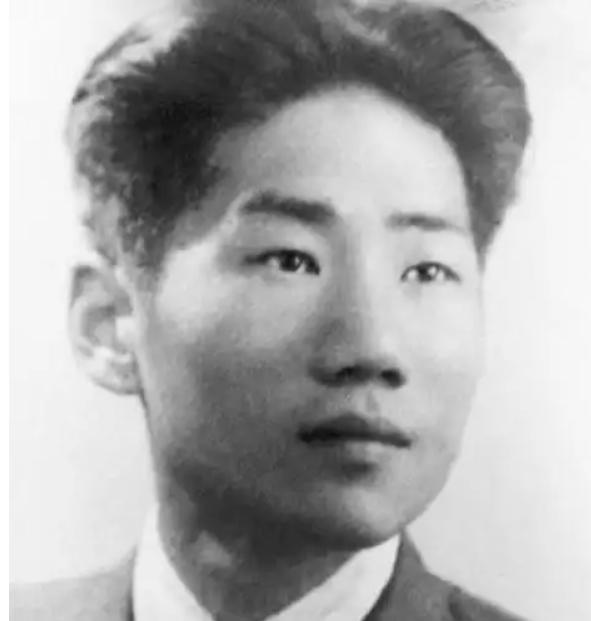 1955年，中央派人前往朝鲜将毛岸英坟墓迁回国，可当大家刚开始挖，就突然跑过来一