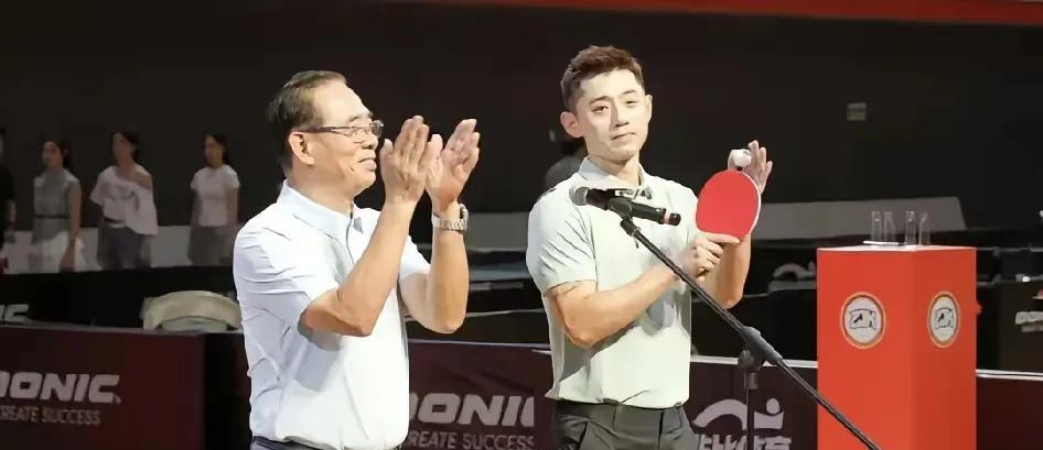 蔡振华出席张继科杯，时隔四年，蔡振华再次携手爱徒张继科，出现在公共场所。