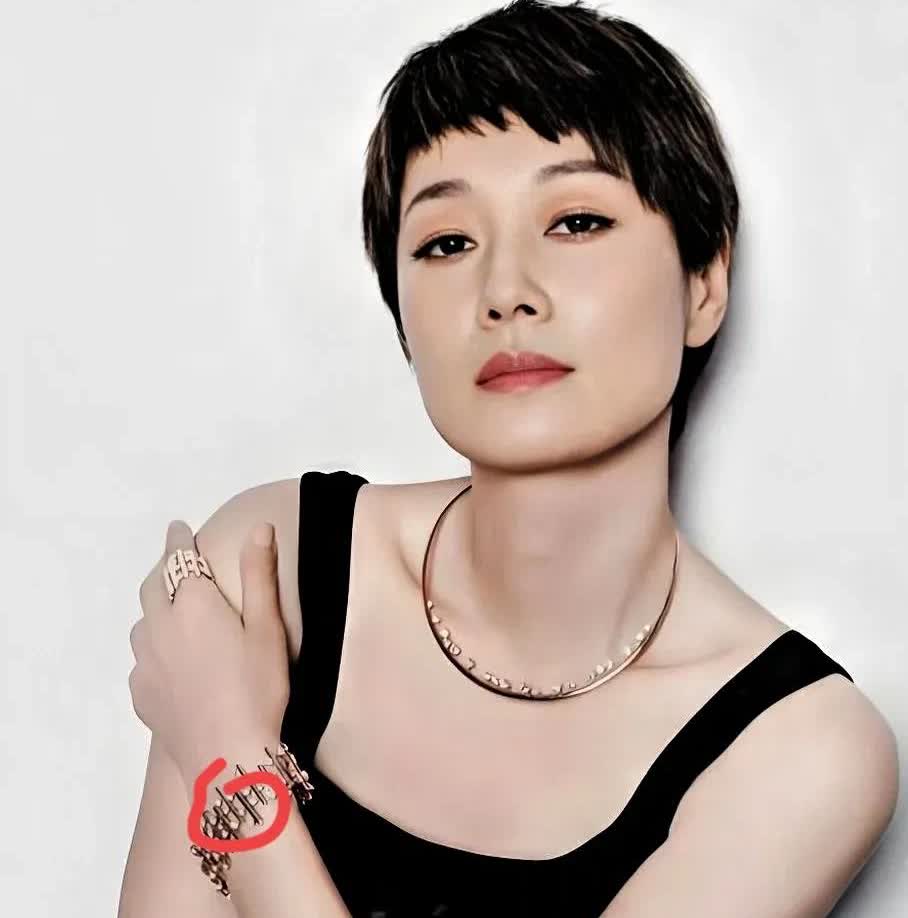 我问我朋友：
唐嫣和马伊琍当你同事，
你会选谁？  
朋友思索片刻，说：“