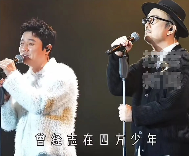 看了筷子兄弟再次合体唱《老男孩》
我发现了一个很严重的问题
不是他们老了，也不是