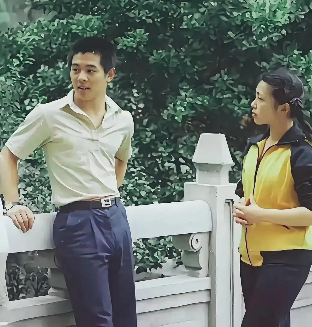 年轻时候的李连杰黄秋燕站在一起画面多么和谐！那时候的李连杰虎头虎脑也不是很帅，黄