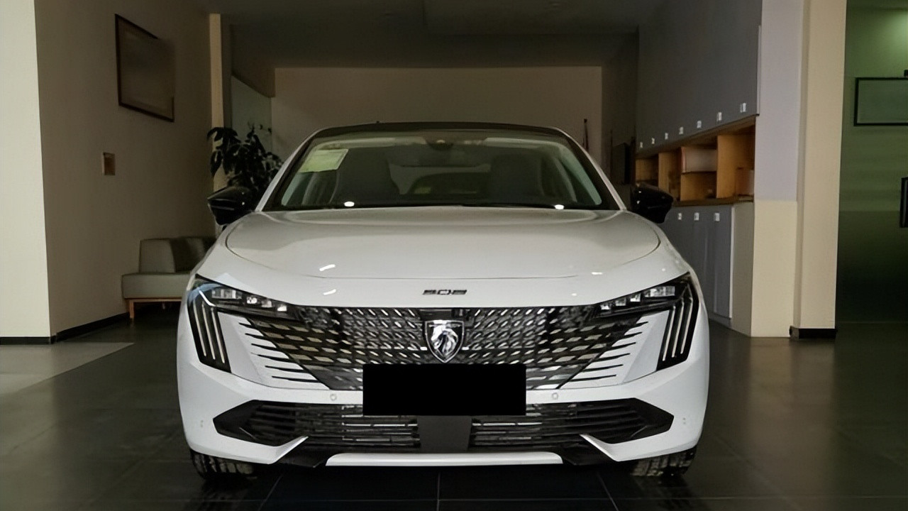 差价1.6万选入门版！2025款标致508L上市，1.8T搭8AT，高配竟缩水