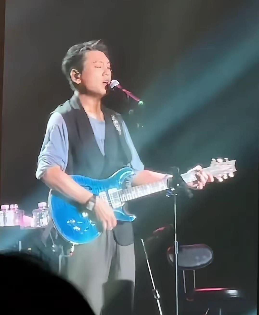 难怪大s去世都快半年了！
朱孝天这几天却突然猛Q大s和汪小菲之间的前尘往事，还讲