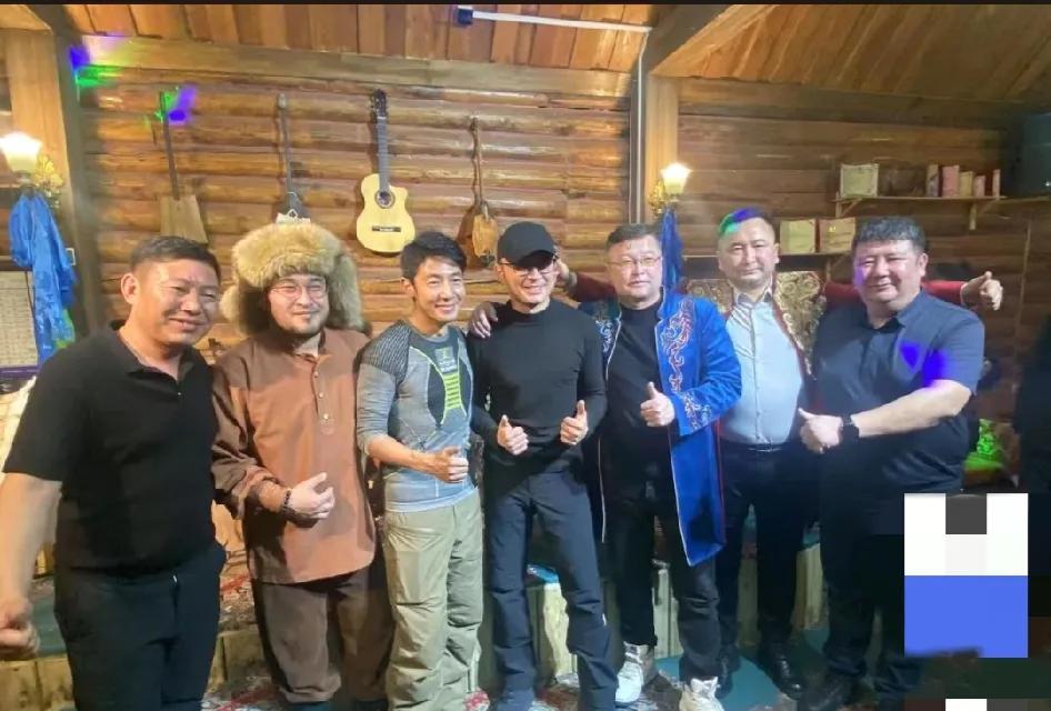 撒贝宁一家四口在新疆，太幸福了！

撒贝宁，央视主持人，才华横溢，幽默风趣。

