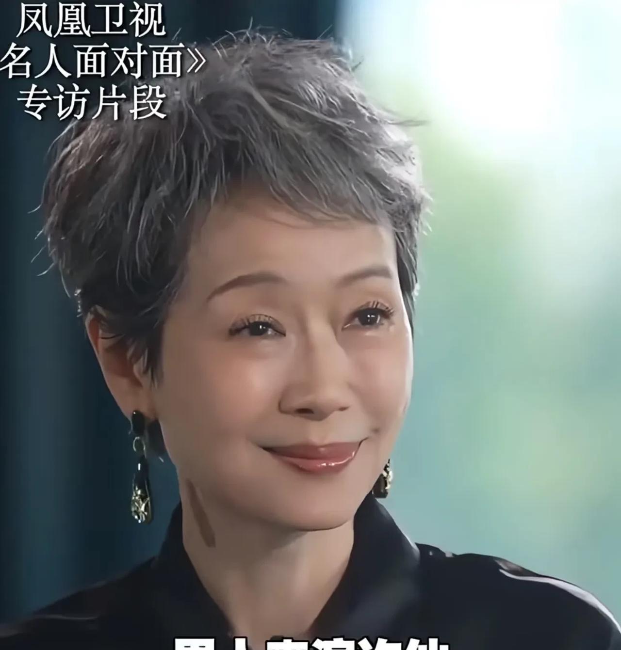 为什么许仙不找男的演，要让叶童女扮男装？
叶童说，因为我比较帅，许仙是一个纯情男