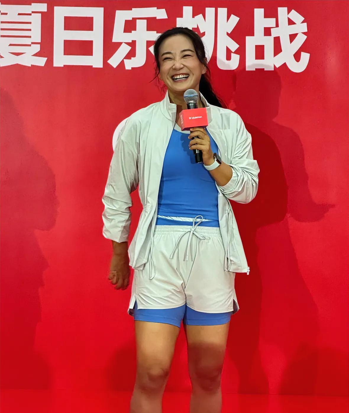上海遇到贾玲！！好美的精神状态！！！
玲姐状态怎么这么好啊！笑起来梨涡好美好有感