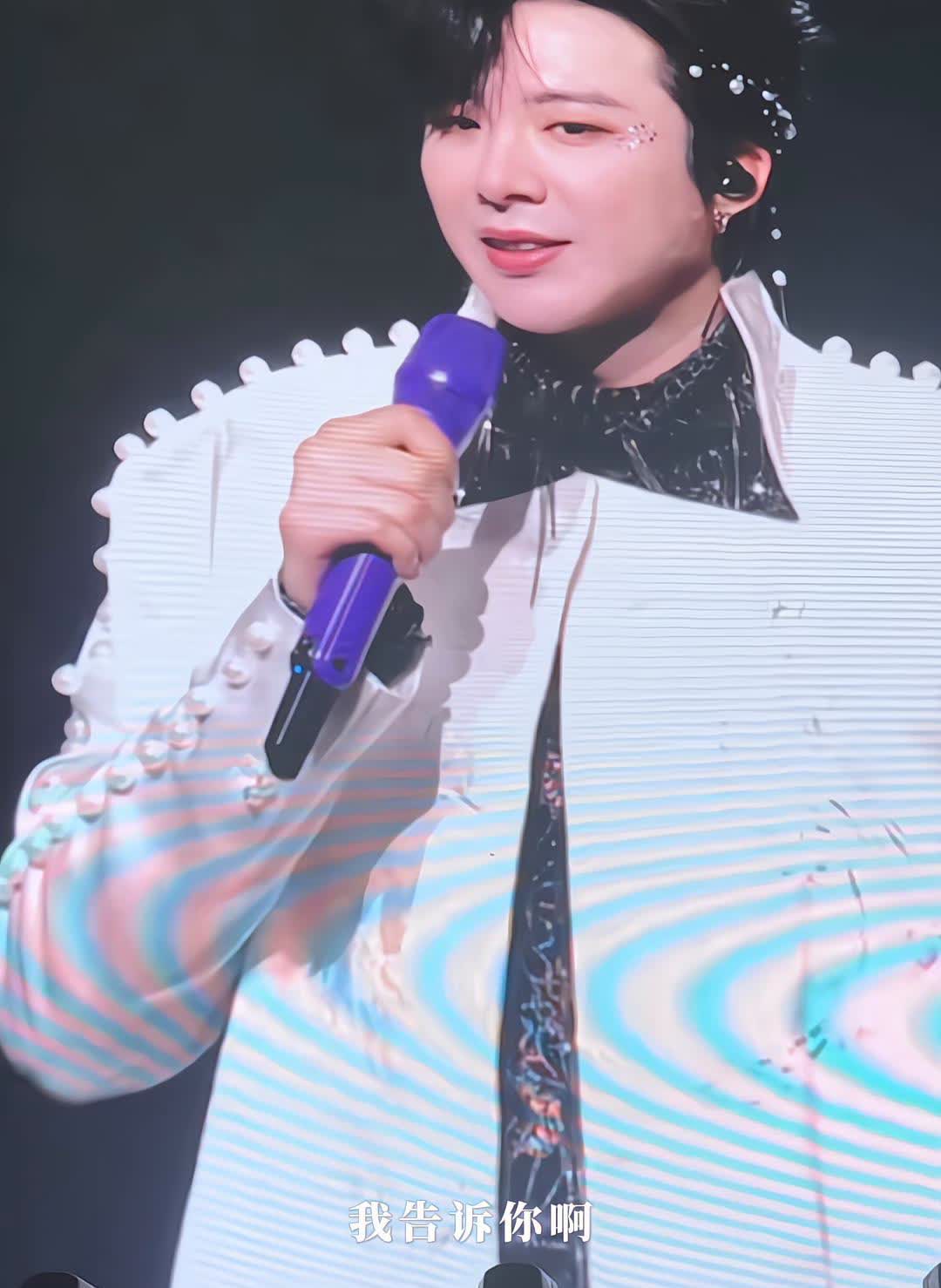 安静。脱掉。最重要的是这件衣服很贵。真的很贵。你们这段让人传网上，我告诉你，有人