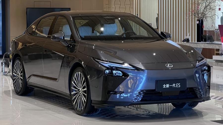 新一代雷克萨斯ES到店，外观“电味”十足，尺寸升级，新增纯电版