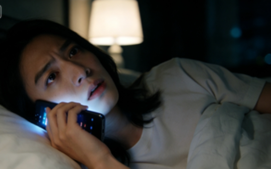 老公出差在外，我半夜接到一个陌生电话，是他的助理，只说一句话：嫂子，别多问，千万别挂电话