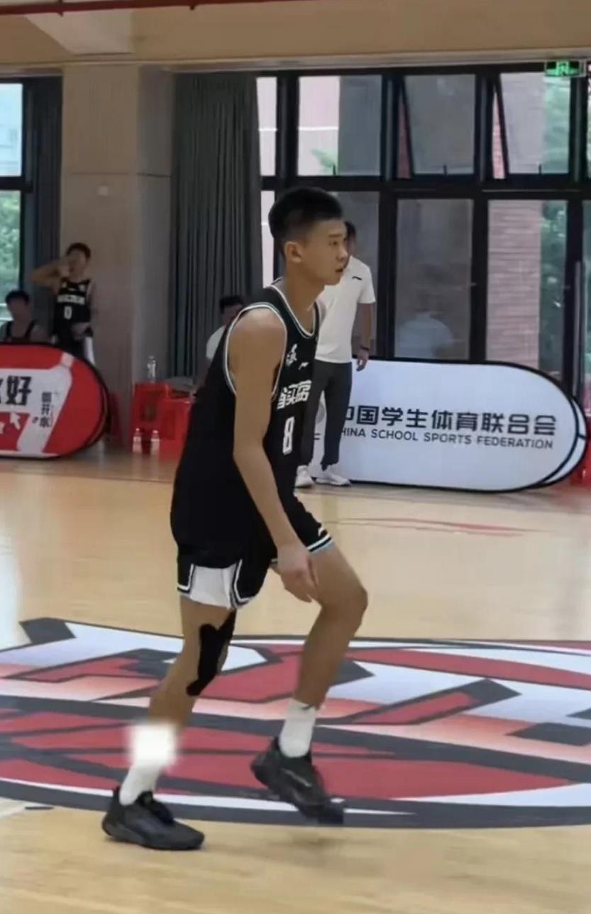广东队可以有个子高的控卫了！
为备战今年9月份在马来西亚举行的U16亚洲杯，20