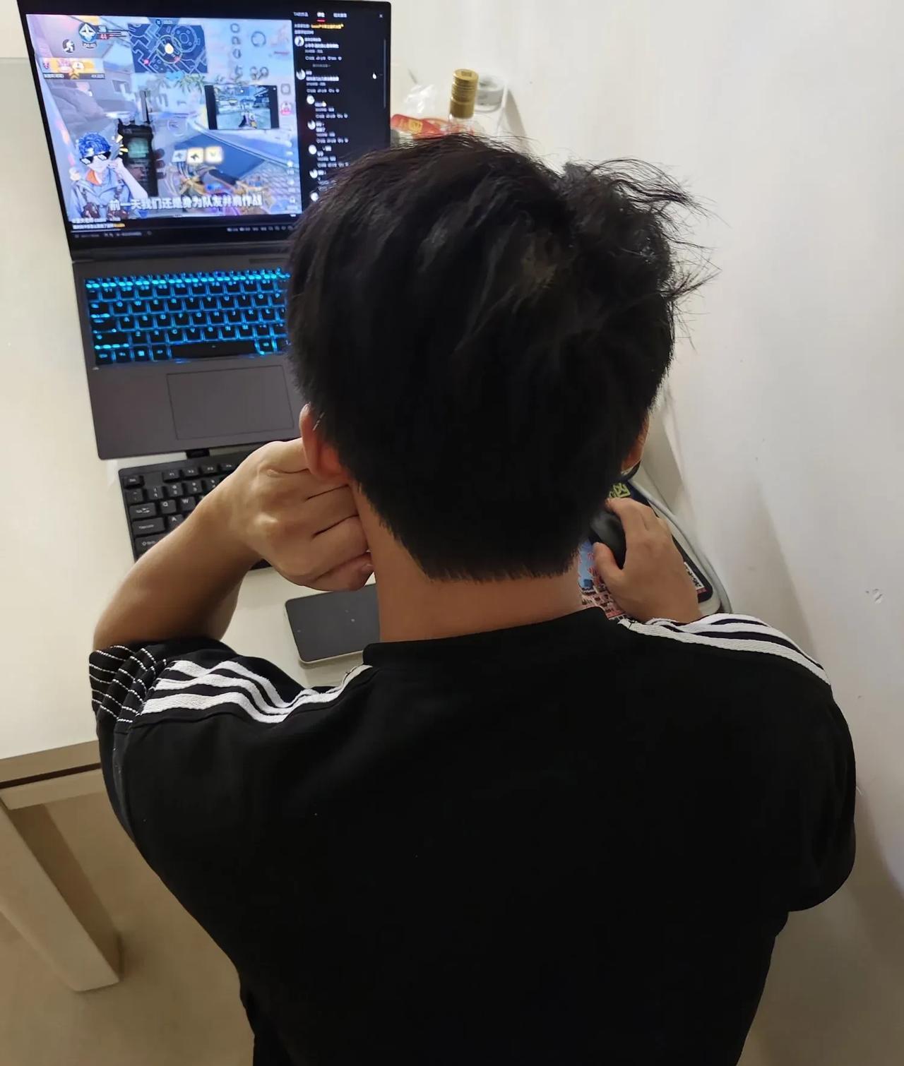 今天晚上，下班回到家。儿子正吹着风扇，在电脑上看游戏讲解。
我说，“这么大热的天