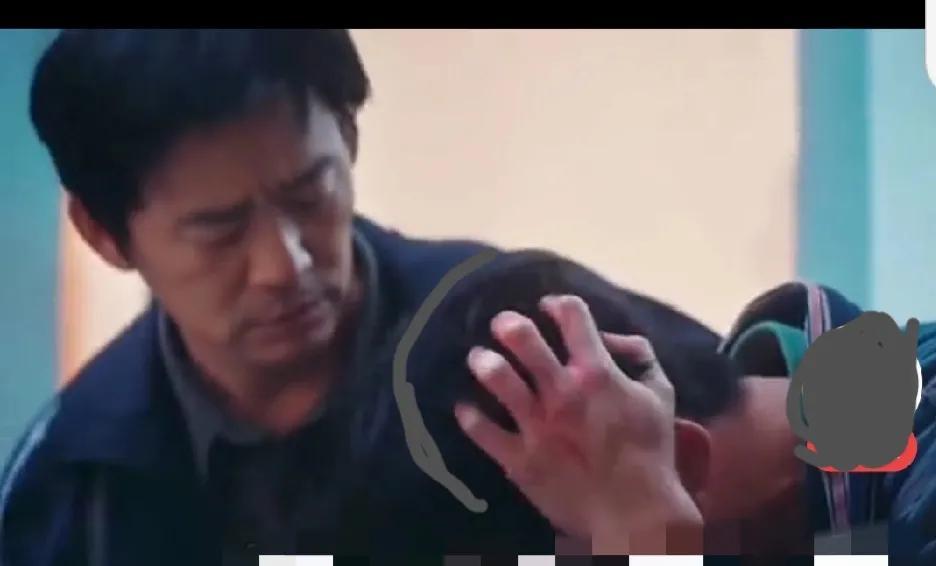 4.《棋士》。金夏生头脑还是简单了。一箱子钱，那就是定时炸弹，随时让人财迷心窍。