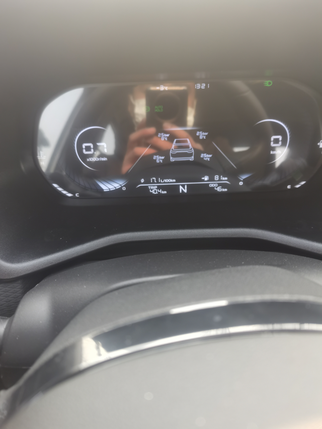 我想知道刚买的帝豪第四代尊贵版耗油
耗油17个算正常嘛，车打着火的话不走还在持续