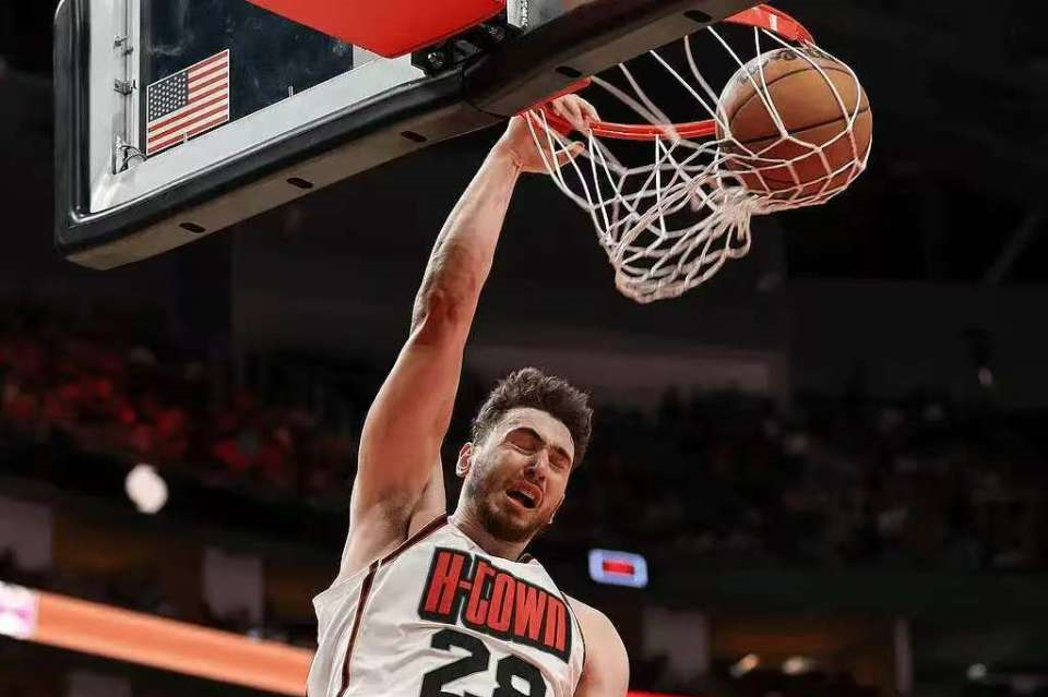 北京时间4月5日，NBA常规赛上演西部榜首大战，火箭主场迎战雷霆。此前雷霆已豪取