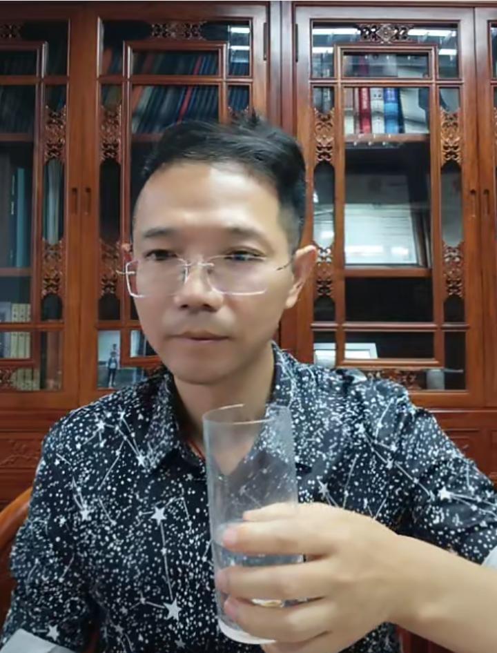 李律说，冬天马上来了，春天就不会远了！
李律今天下午直播，直播间几百人，
李律说
