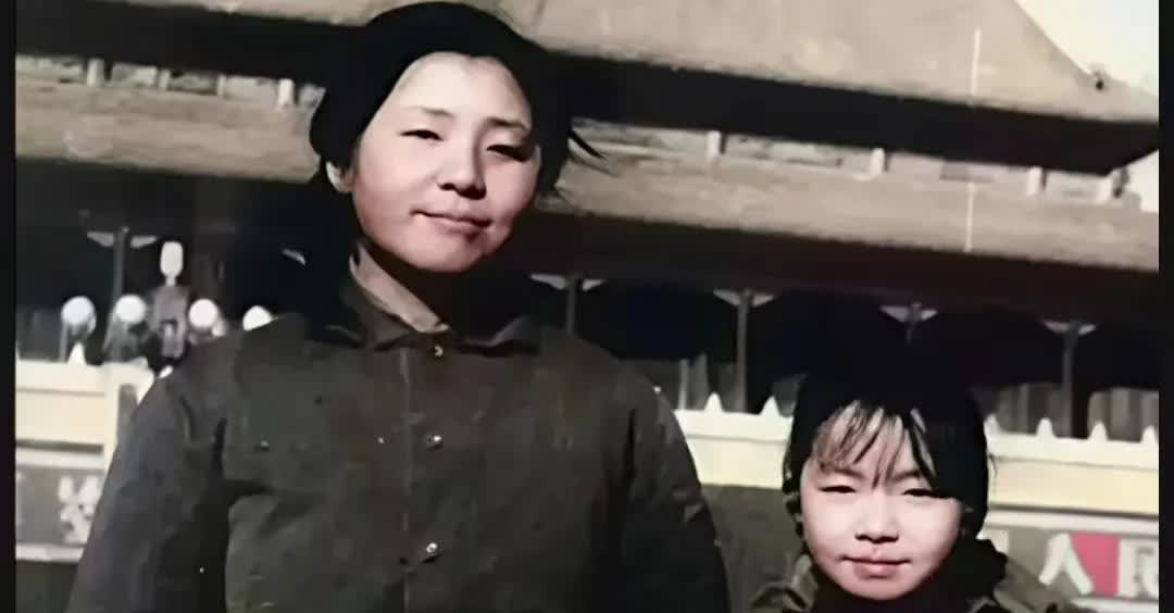 宋丹丹这张与母亲的合影很有意义。70年代的照片，虽有人说颜值不高，但宋丹丹小时候