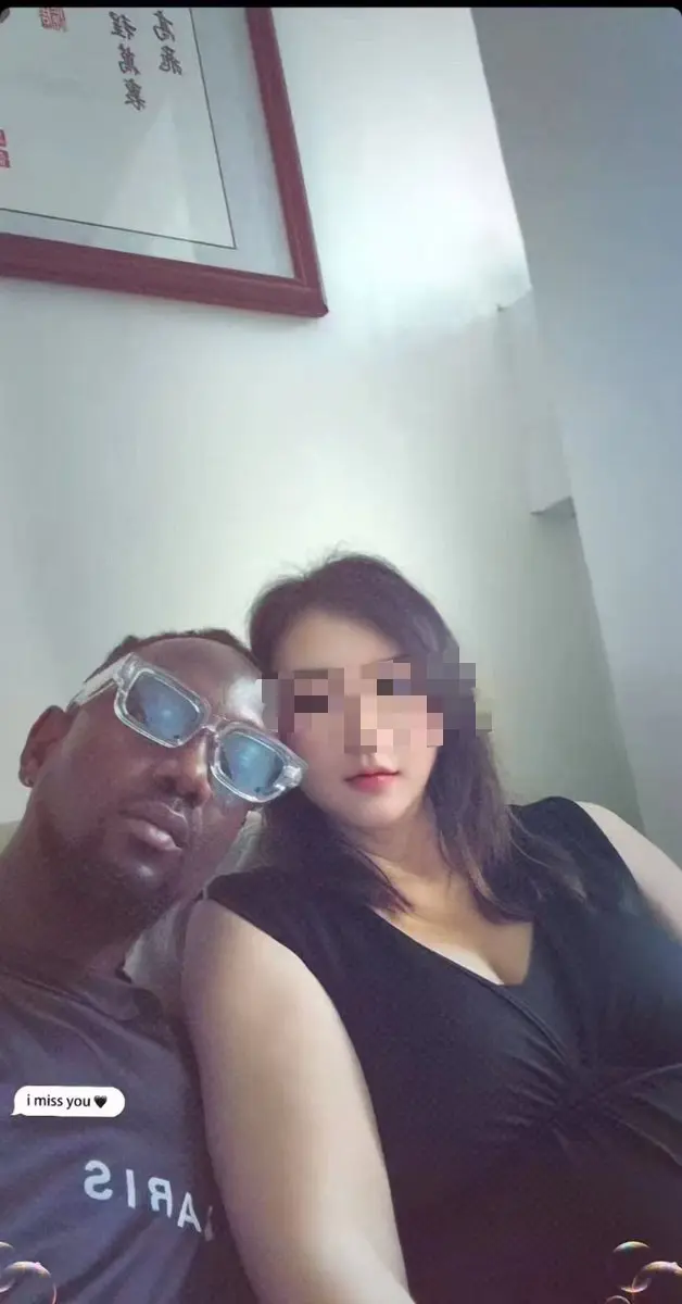 女人出轨黑人 结果染上艾滋
老天爷是不是替她老公出了口恶气