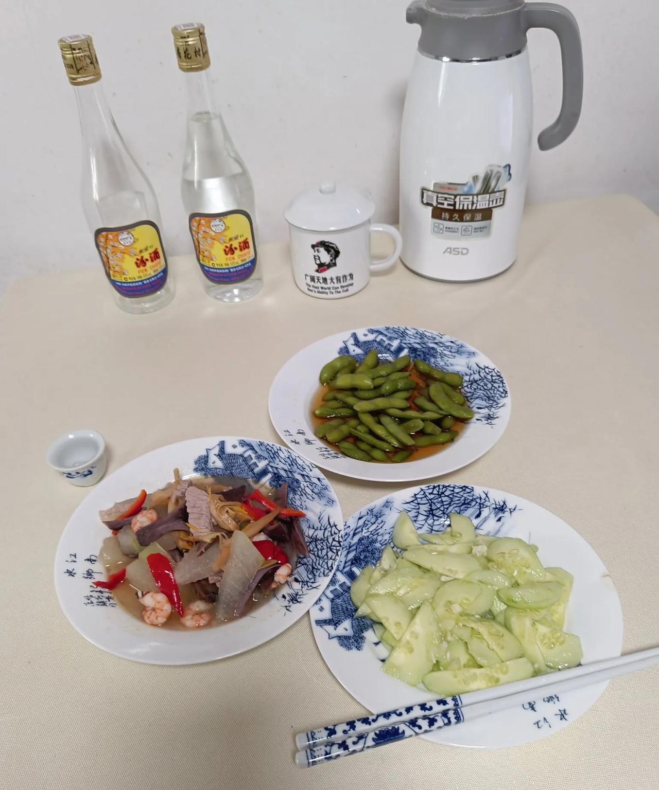 为了中午喝小酒，72岁单身老男人也是拼了，独自在家战高温。身上汗水直接滚下来，厨