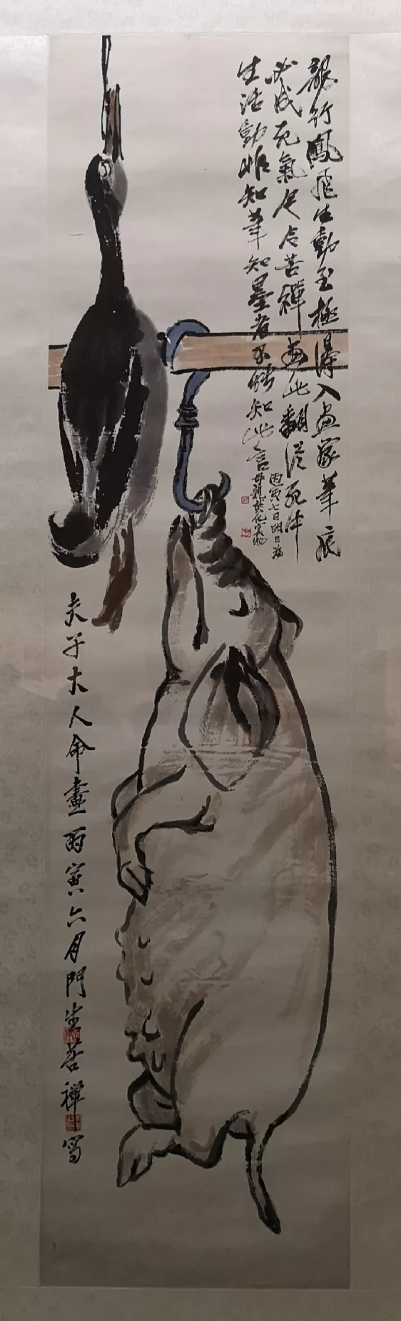 1926年齐母病逝。齐白石让27岁的李苦禅画了猪和鸭子予备烧掉祭祀母亲；谁知在齐