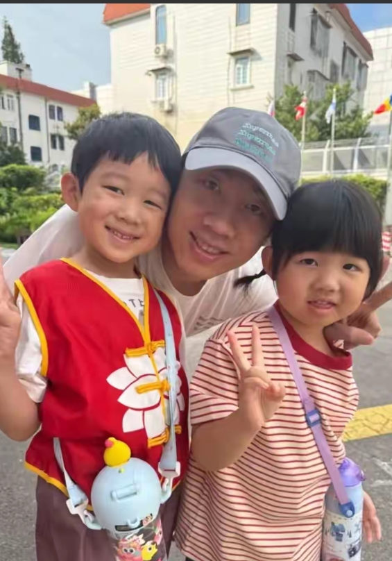许昕特地从新疆飞回上海，送俩娃开学。女儿强颜欢笑，儿子“皮笑肉不笑”，爸妈却在偷
