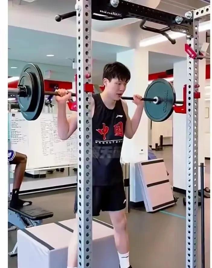 杨瀚森为什么比周琦选秀行情好？最重要的一点就是力量和对抗
周琦和杨瀚森身高差不多