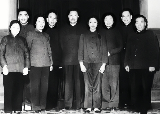 贺龙68岁生日，全家人合影。
合影中左二是贺龙的儿子贺鹏飞，从胡须到脸型，他和贺