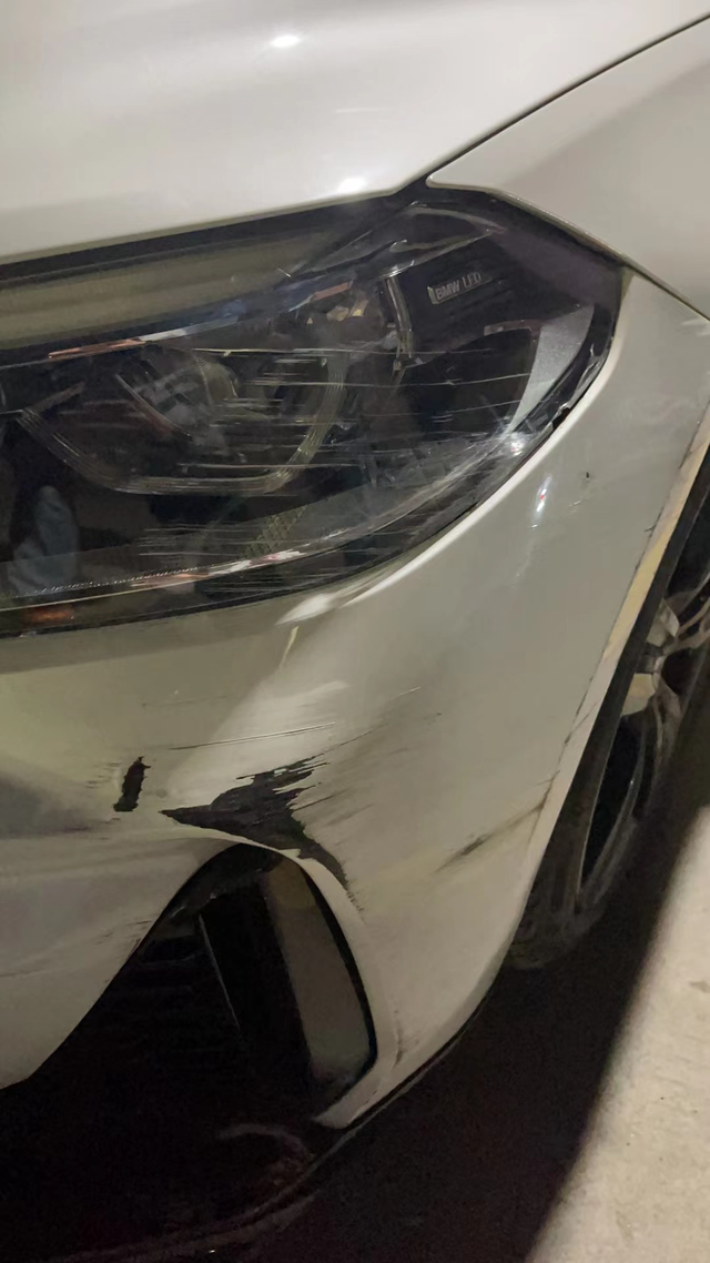 你的汽车保险杠被保护了吗
少说要修一万多，车灯罩也被刮烂了