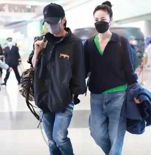 王菲谢霆锋机场撒糖，多年感情仍炽热
