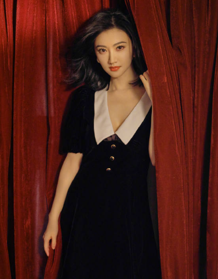 景甜分享黑红复古写真，一身黑色丝绒裙优雅大方