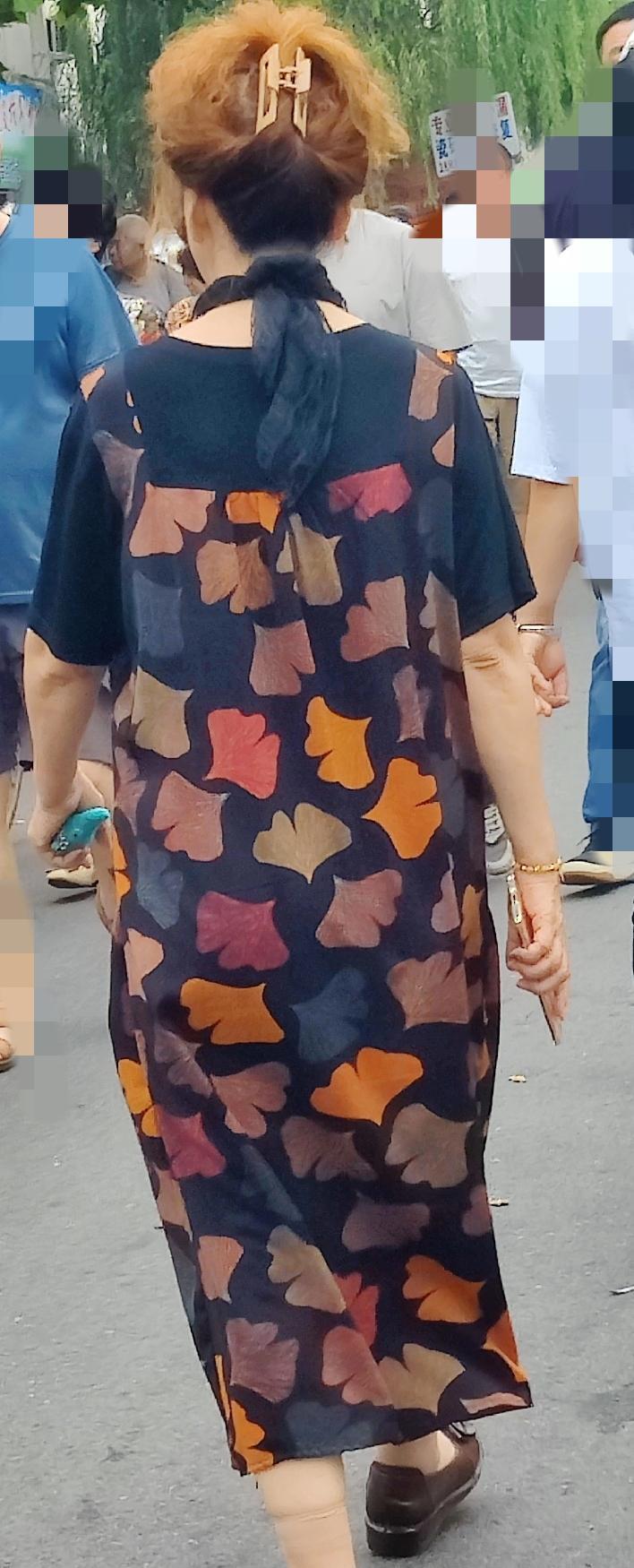 你们信不信从一个女人的穿搭，完全可以看出来这个人幸福不幸福。
今天在市场上买菜遇