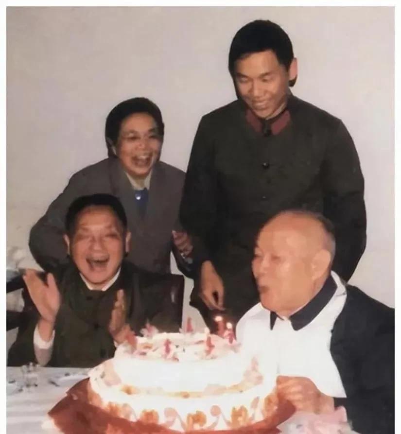 1977年4月28日，叶剑英80大寿。
那时候，咱们中国正从一场长达十年的大折腾