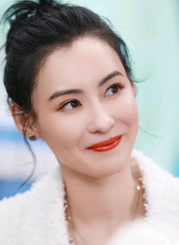 我有点同情张柏芝了，
一个女人抚养三个孩子，
真的太了不起了，而且还把大儿子养的