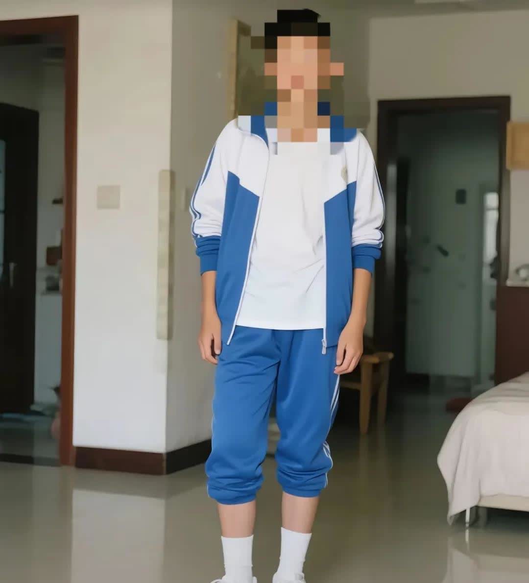 真不知道现在孩子怎么了？热得满头大汗就是不肯脱校服外套，非得穿着外套才肯去上学。