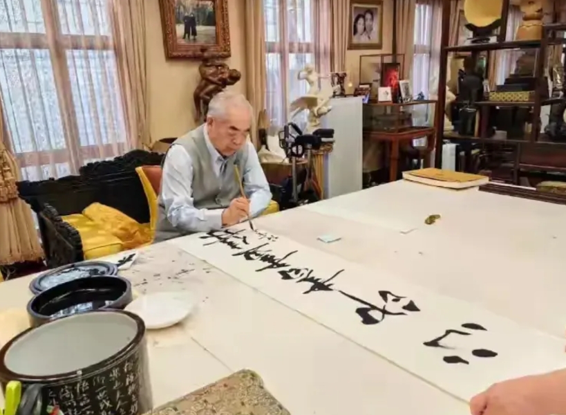 范曾的私生活不评价，但才华和资产确实是实打实的，他应该可是最早一批成名的当代画家