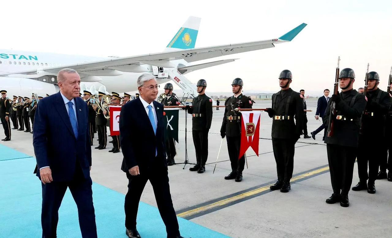 托卡耶夫访问土耳其，埃尔多安为其授勋。
土耳其和哈萨克斯坦都自认是突厥国家，血浓
