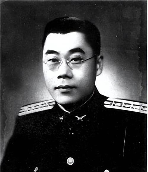 1945年10月6日，戴笠喊了50多个名人到汪时璟家吃饭，等他们都落座后，戴笠笑