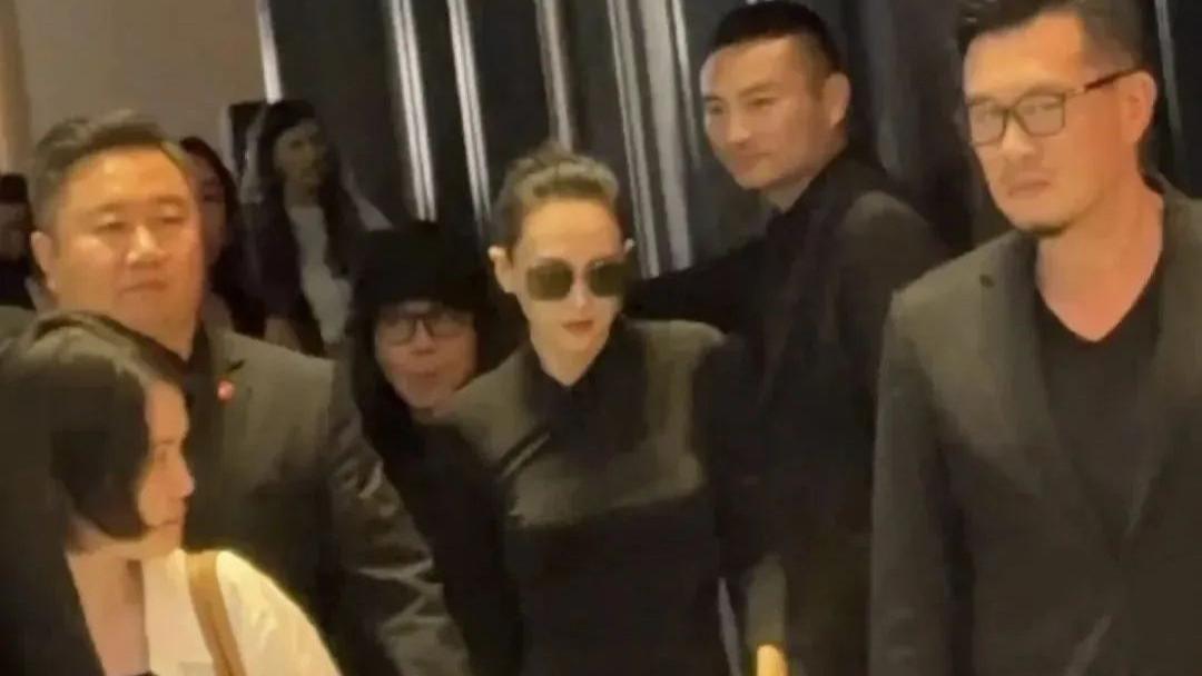 章子怡现身商场被偶遇，穿黑色开叉裙太婀娜，离婚后越来越有韵味
