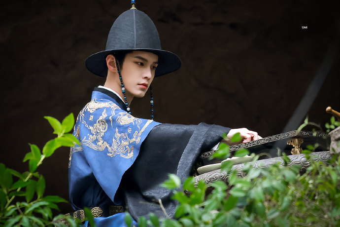 以前对他的印象就是颜值挺高的现在看完他的电视剧觉得演技可以的